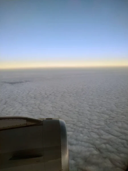 Motor Jato Visto Através Janela Avião Enquanto Voa Sobre Nuvens — Fotografia de Stock