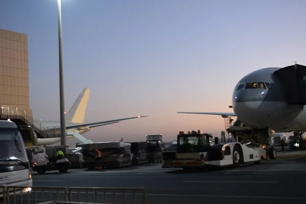 夜明けに空港の旅客機 航空機の整備 — ストック写真