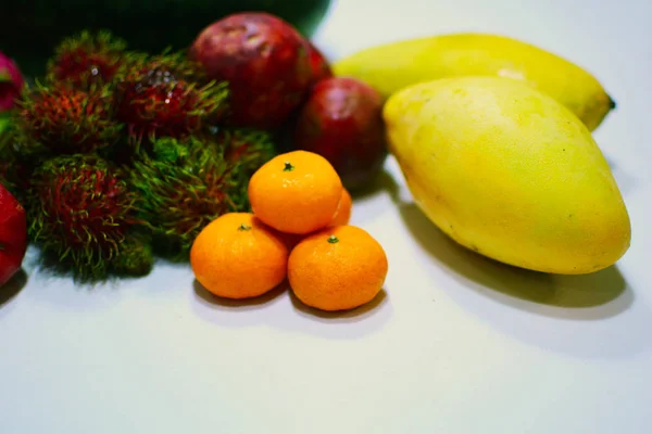 Asortyment Egzotycznych Owoców Białym Stole Kuchennym — Zdjęcie stockowe