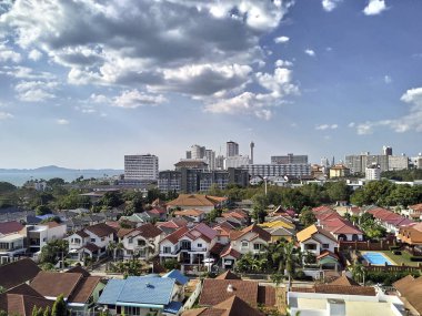 Pattaya şehri güneşli bir günde yüksek bir yerden görülebilir.