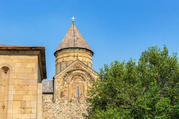 Cúpula em forma de cone com a cruz da Catedral de Svetitskhoveli — Fotografia de Stock