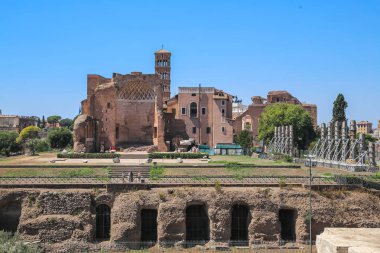 Venüs ve Roma Tapınağı ve Roma 'daki Santa Francesca Romana Bazilikasının çan kulesi