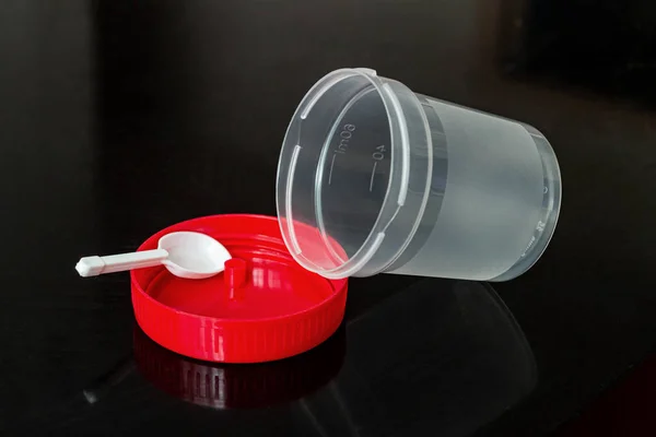 Analiz toplamak için kırmızı kapaklı plastik kabı temizle — Stok fotoğraf