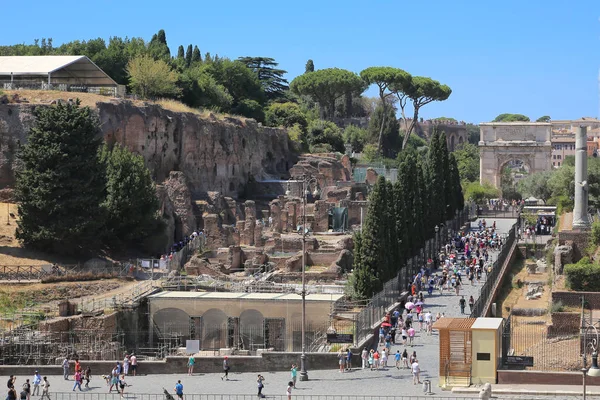 Toeristen lopen langs de Heilige weg naar het Romeinse forum — Stockfoto