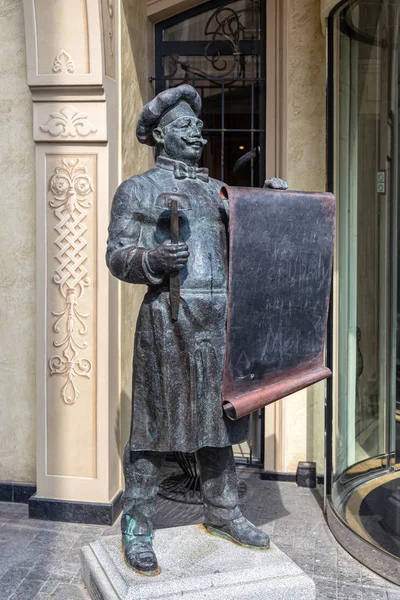 Brons staty av en kock med en slev och en rulla av menyer i sina händer, vid ingången till en restaurang i Tbilisi — Stockfoto
