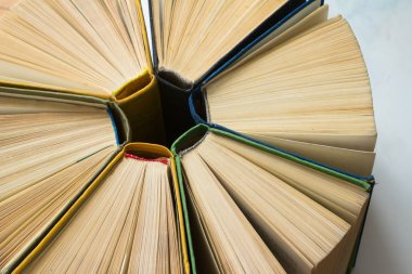 Birkaç kitap açıldı.