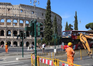 Colosseum yakınlarındaki yolun tamiri