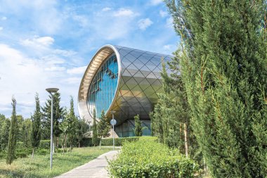 Riquet Park 'taki birbirine bağlı iki cam koridora benzeyen karmaşık şekilli bir bina.