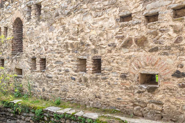 Antiga muralha medieval com brechas — Fotografia de Stock