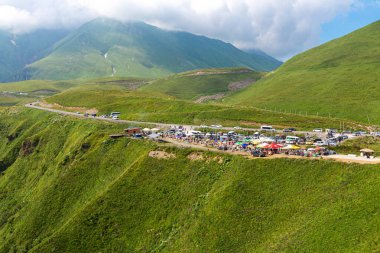 Gudauri 'de bir pazar ve açık hava park yeri ile çapraz geçiş.