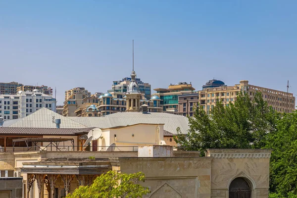 Uitzicht op het moderne Baku vanuit het historische centrum van Icheri Sheher — Stockfoto