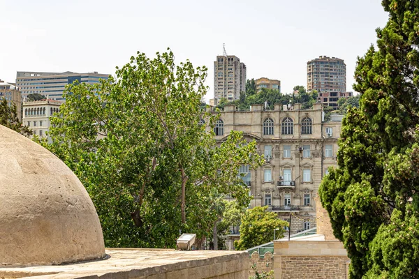 Uitzicht op het moderne Baku vanuit de oude stad Icheri Sheher — Stockfoto