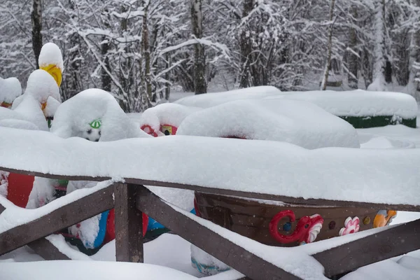 Fahrgeschäfte für Kinder im Schnee — Stockfoto