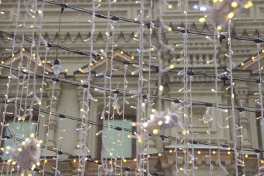 Kar yağışı altında neşeli bir ışık