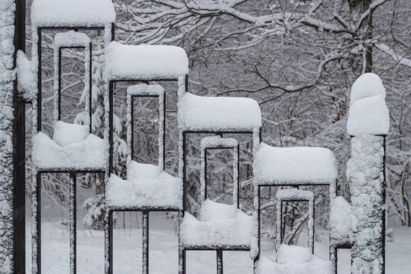 Zaun mit einer Schneedecke bedeckt — Stockfoto