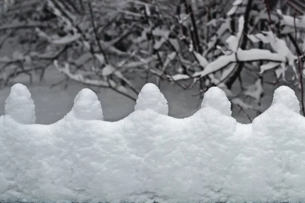Tappi da neve sulla recinzione — Foto Stock