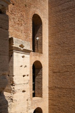 Kolezyumun duvarları ve kemerleri