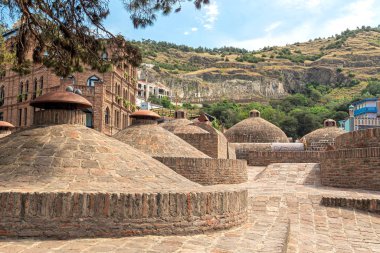 Tiflis 'in Abanotubani bölgesindeki sülfür hamamlarının taş kubbeleri.