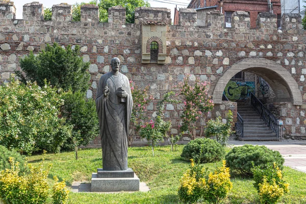 Ioann Petritsi纪念碑，位于古城墙的门口 — 图库照片