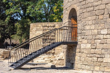 Metal merdiven ve Bakü 'deki Maiden Kulesi' nin kemerli girişi.