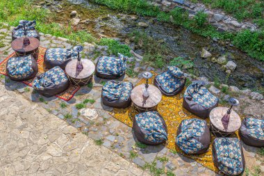 Bir dağ nehrinin kıyısındaki vadide nargile kafe.