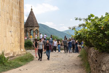 Antik Ananuri kalesinde turistler turnede.