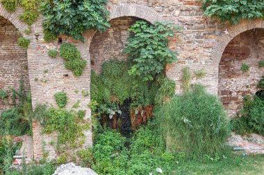 Vadinin duvarlarını güçlendiren kemerli tuğla yapı.