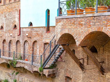Legvtahevi Boğazı 'nda kemerli aperatifleri olan tuğla duvar.