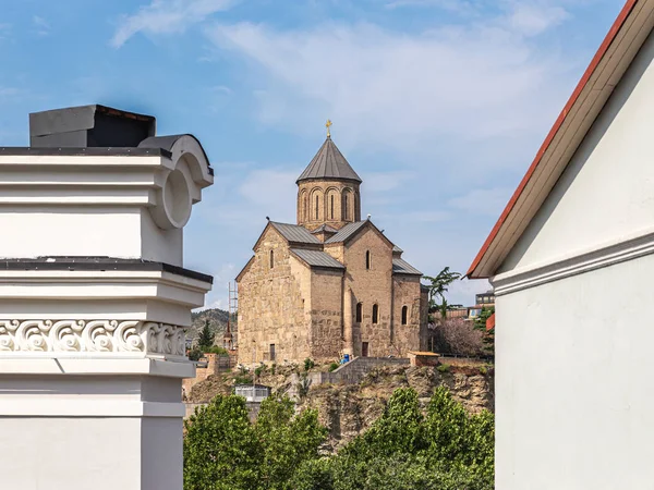 Templo de Metekhi em Tbilisi, sobre uma rocha acima do rio Kura — Fotografia de Stock