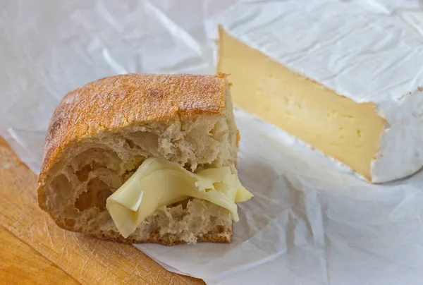 Ciabatta con mantequilla y queso Bree — Foto de Stock