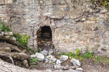 Kalenin eski duvarındaki kemerli kapı.