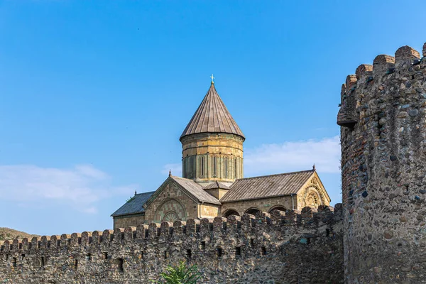 Catedral principal de Georgia Svetitskhoveli templo atrás da parede da fortaleza — Fotografia de Stock