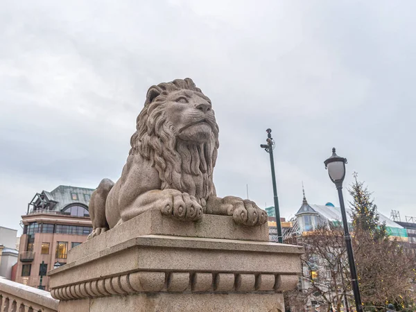 Kamienny lew w norweskim parlamencie — Zdjęcie stockowe