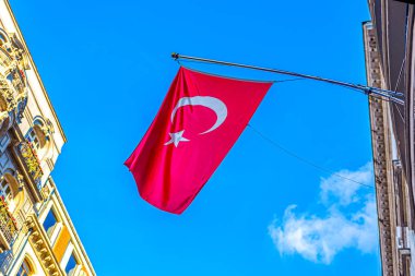 Mavi arkaplanda Türk bayrağı