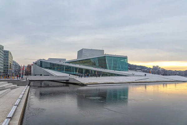 Théâtre national d'opéra et de ballet de Norvège, au bord du fjord d'Oslo — Photo