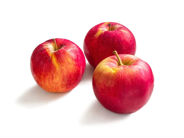 Три свежих красных яблока — стоковое фото