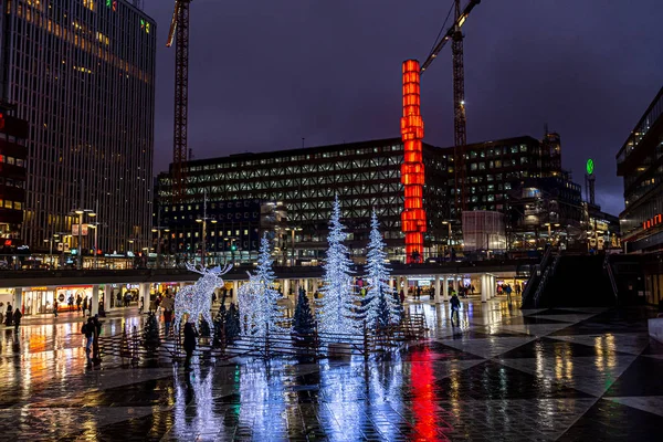 Norveç 'in başkenti Oslo' nun gece Noel süslemesi