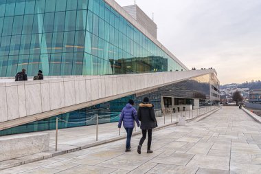 Turistler Bjorvik bölgesindeki ulusal opera ve bale tiyatrosuna yakın yürüyorlar