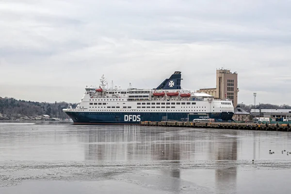 Büyük gemi feribotu Oslo limanına demirlemiş. — Stok fotoğraf