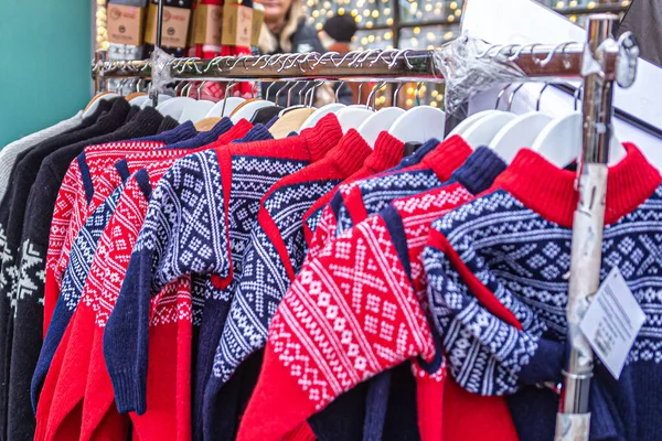 ノルウェーの伝統的なパターンを持つ赤と青のセーター — ストック写真