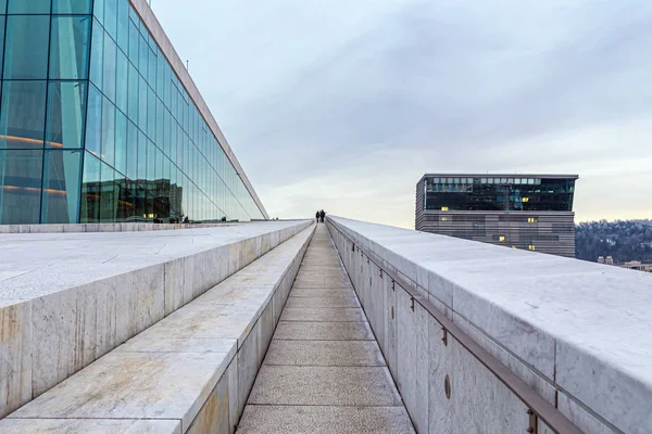Estrada para o convés de observação da Ópera de Oslo — Fotografia de Stock