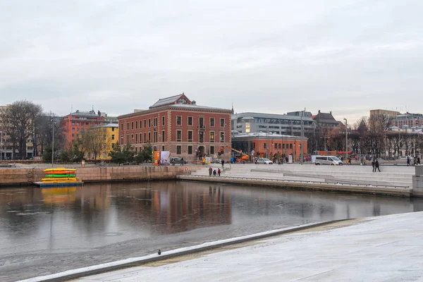 Oslo fiyordunun rıhtımı ve Norveç gümrüğünün eski binası. — Stok fotoğraf