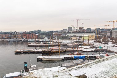 Yelkenliler ve yatlar Oslo Fjord Körfezi 'nde bir kış limanına demirlediler.