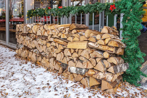 Björkstockar till julelden — Stockfoto