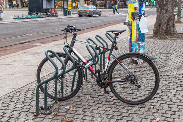 Sport kerékpár egy városi kerékpár parkoló — Stock Fotó