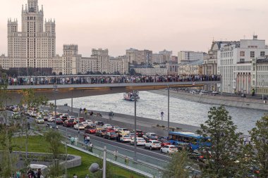 Zaryadye parkında yükselen köprü