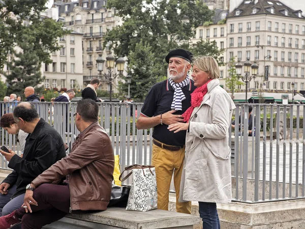 Egy idős házaspár a Notre Dame de Paris katedrális előtti téren. — Stock Fotó