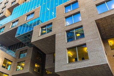 Modern bir binanın gelecekteki çok katlı mimarisi