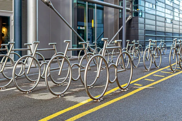 Χώρος στάθμευσης ποδηλάτων μεταξύ των σπιτιών του έργου Barcode στο Όσλο — Φωτογραφία Αρχείου