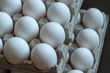 İki sıra beyaz yumurta paketi.